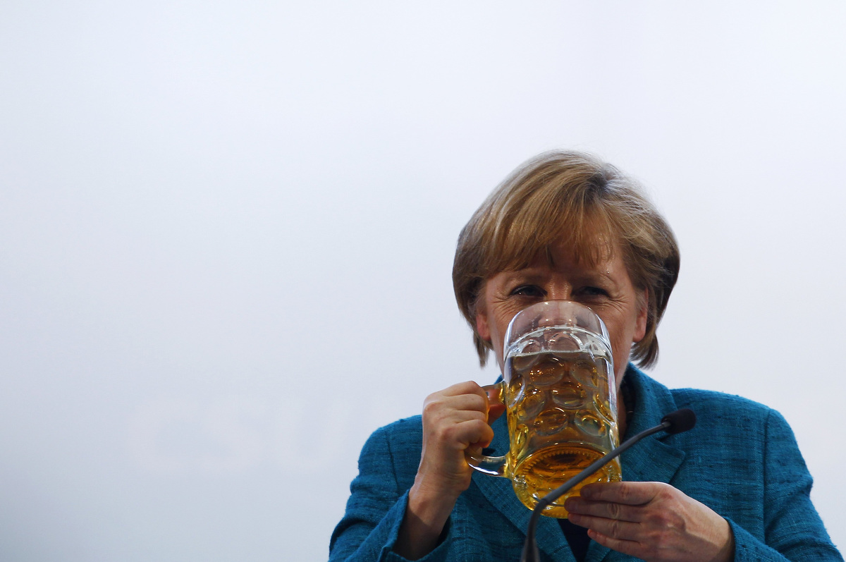 Ангела Меркель пьет пиво