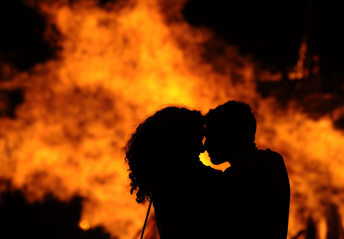 Влюбленные у огня