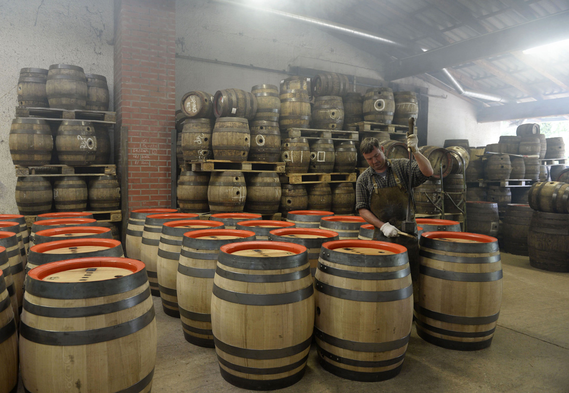 preparing-barrels-for-oktoberfest