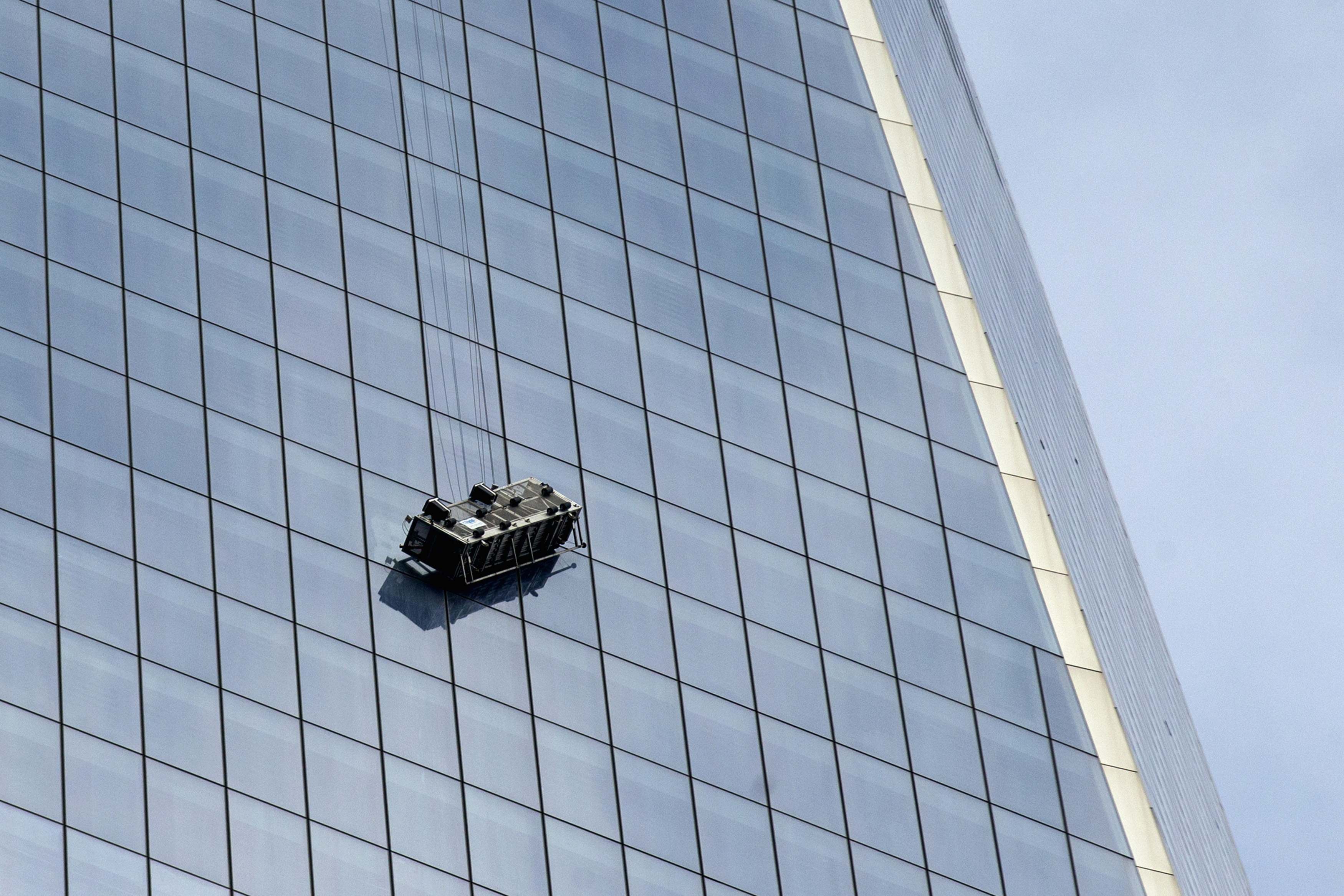 Window washers rescued from scaffold dangling at 1 World Trade Center