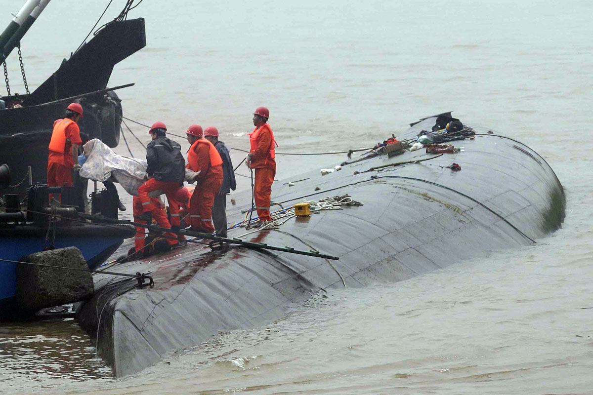 Hundreds still missing after ship carrying more than 400 sinks in China