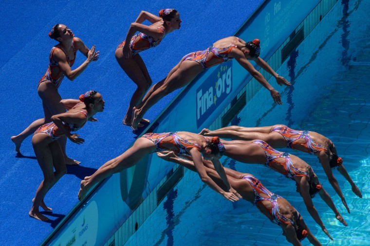 Synchronized swimmers compete in Rio de Janeiro