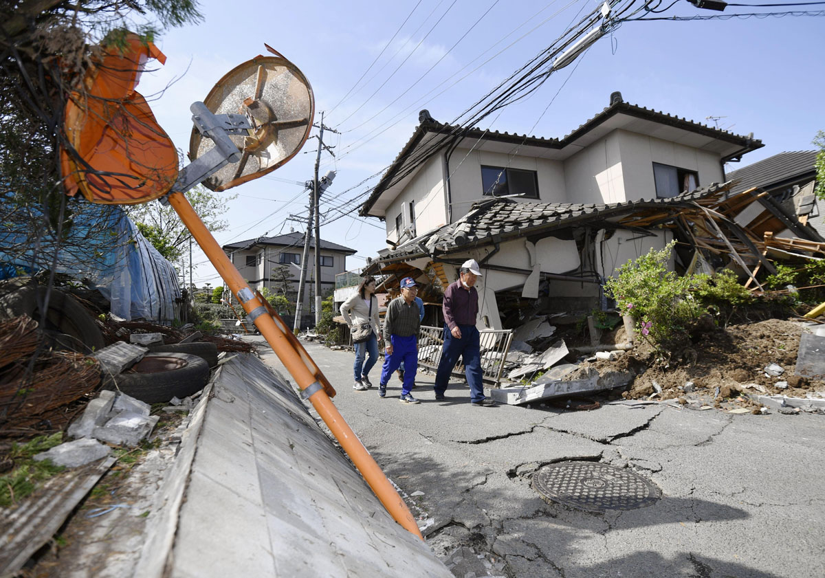 japan-earthquake-toll-up-to-18-as-rescuers-dig-through-landslides