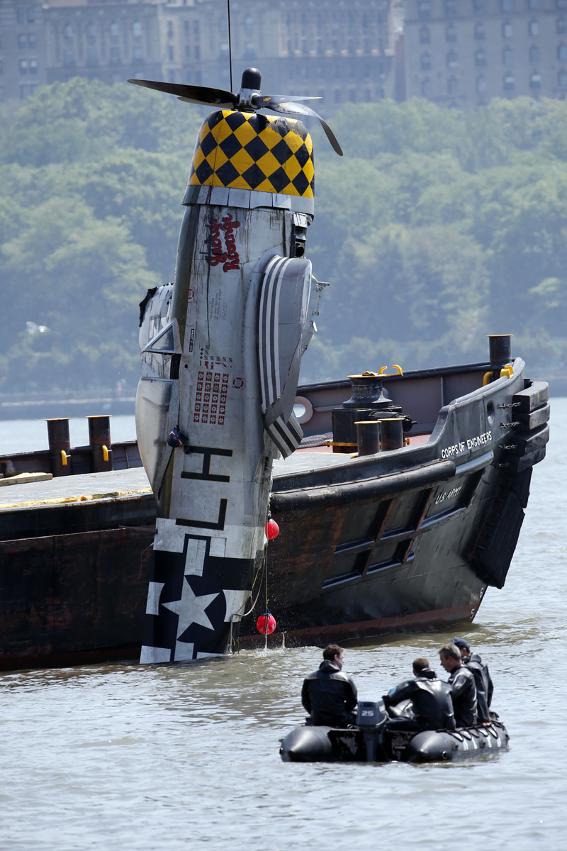 WWII-era Plane Crashes Into Hudson River