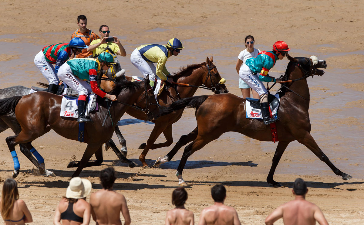 Spanish City Hosts Annual Beach Horse Race