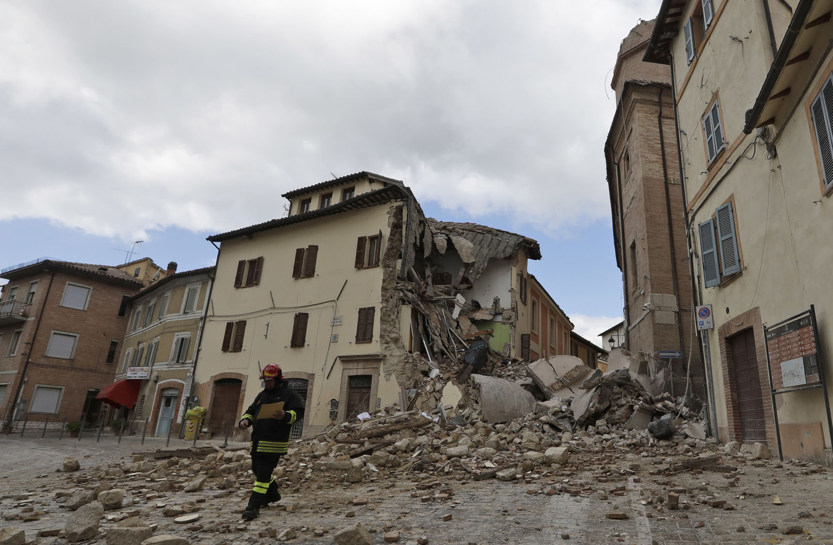 Thousands displaced by earthquakes in central Italy