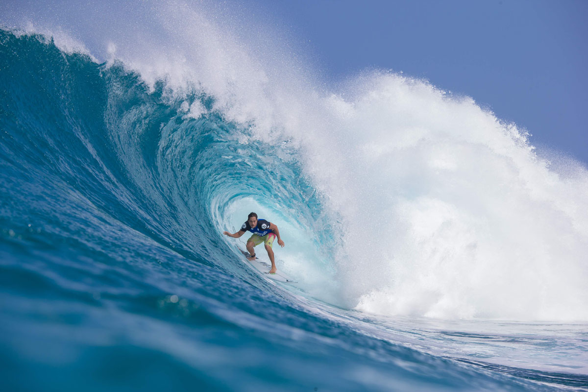 Catching waves at “Pipeline” in Hawaii