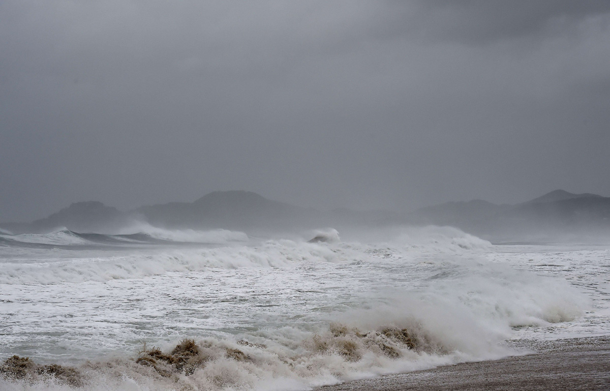 Hurricane Odile lashes Baja California